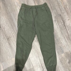 NWOT Gap Women’s Khaki Joggers with drawstring Size Small/Petite